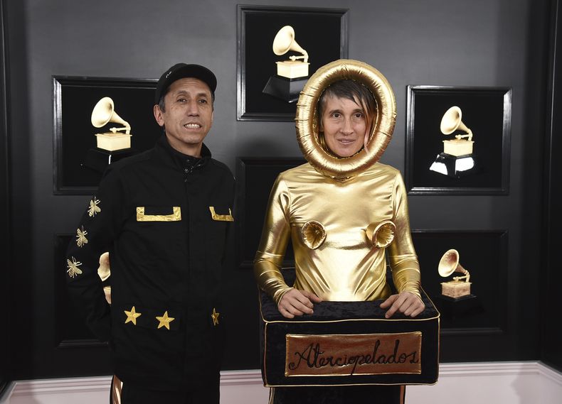 Hector Buitrago, izquierda, y Andrea Echeverri, de Aterciopelados, llegan a la 61a entrega anual de los Grammy en el Staples Center el domingo 10 de febrero de 2019, en Los Ángeles. Aterciopelados lanzaron una versión en vivo de, casi, 30 aniversario de su álbum El Dorado en marzo de 2024. (Foto Jordan Strauss/Invision/AP, archivo)
