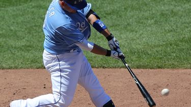 americateve | El bateador de los Reales de Kansas City Billy Butler conecta un sencillo en el sexto inning durante el partido contra los Atl&eacute;ticos de Oakland el jueves 14 de agosto de 2014.  (Foto de AP/Ed Zurga)