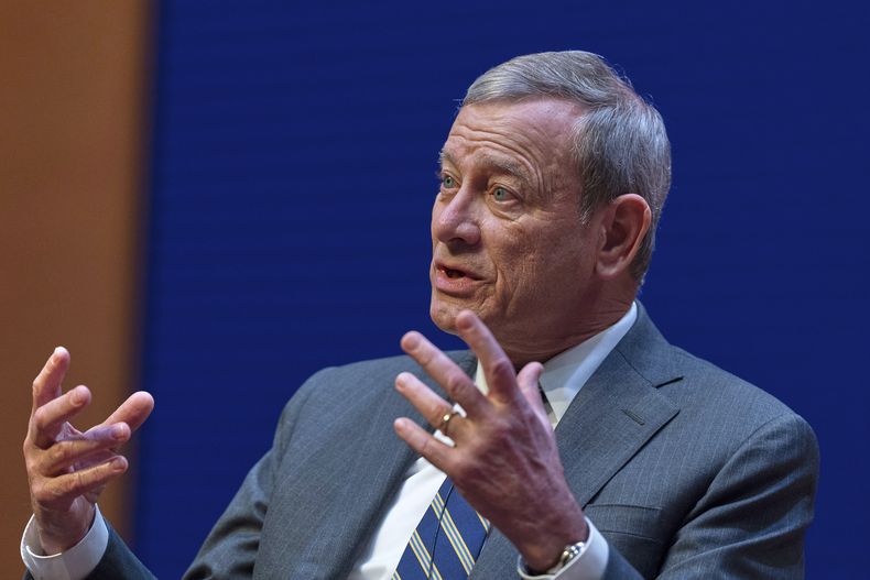 ARCHIVO – El presidente de la Corte Suprema de Estados Unidos, John Roberts, habla en un discurso ante la generación de 2025 de graduados de la Facultad de Leyes de Georgetown, en Washington, el 12 de mayo de 2025. (AP Foto/Manuel Balce Ceneta, Archivo)