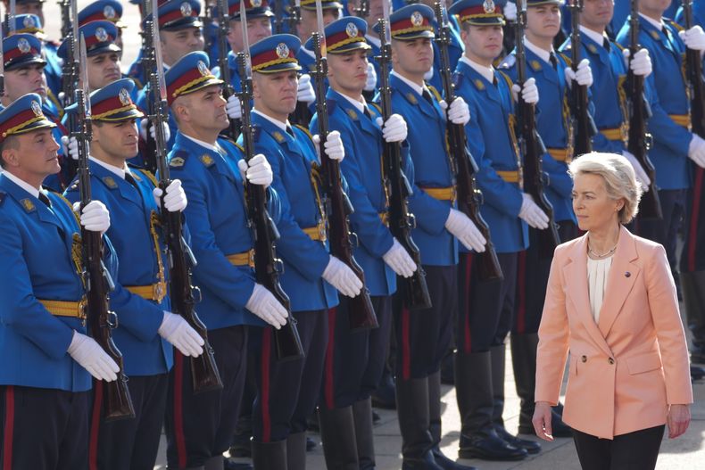 La presidenta de la Comisión Europea, Ursula von der Leyen, pasa revista a la guardia de honor al llegar al palacio presidencial de Serbia, en Belgrado, el 25 de octubre de 2024. (AP Foto/Darko Vojinovic)