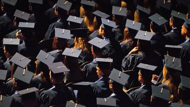 Estudiantes en la ceremonia de graduación en la Universidad de Illinois en Champaign, Illinois, el 12 de mayo del 2013. (Darrell Hoemann/The News-Gazette via AP)