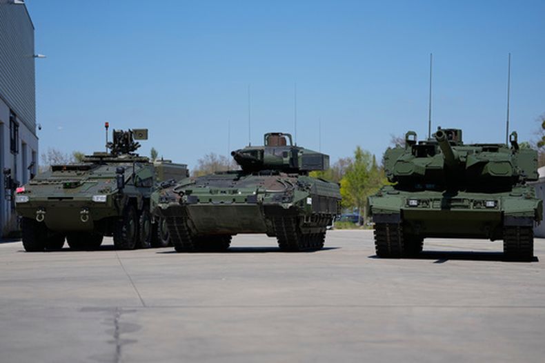 ARCHIVO - De izquierda a derecha, un vehículo blindado de transporte de personal Boxer, un vehículo de combate de infantería Puma y un tanque Leopard se ven expuestos durante la presentación de una nueva línea de producción del blindado Boxer 8x8 de la compañía europea de defensa KNDS en Múnich, Alemania, el 22 de abril de 2026. (AP Foto/Matthias Schrader, Archivo)