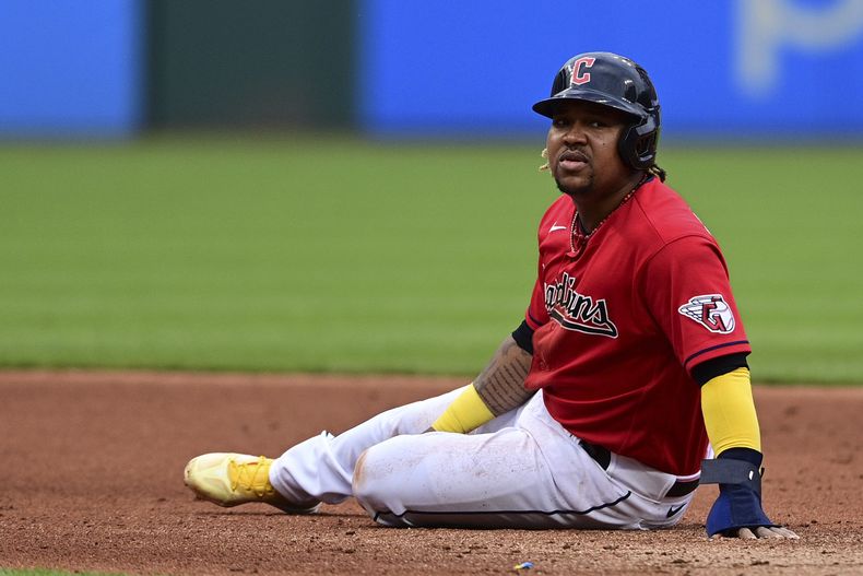 El dominicano José Ramírez reacciona tras ser puesto out en la intermedia durante el juego del sábado 13 de mayo de 2023, ante los Angelinos de Los Ángeles (AP Foto/David Dermer)