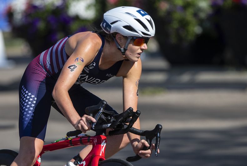 ARCHIVO - Taylor Knibb, de Estados Unidos, compite en Edmonton, Canadá, el sábado 21 de agosto de 2021 (Jason Franson/The Canadian Press via AP, archivo)