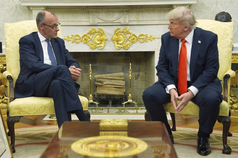 El presidente estadounidense Donald Trump con el canciller alemán Friedrich Merz en la Oficina Oval en la Casa Blanca en Washington el 5 de junio del 2025. (AP foto/Evan Vucci)
