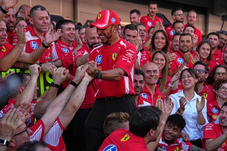 El británico Lewis Hamilton, de la escudería Ferrari, celebra con sus compañeros de equipo tras ganar el Gran Premio de Barcelona-Catalunya el domingo 14 de junio del 2026.(AP Foto/Fatima Shbair)