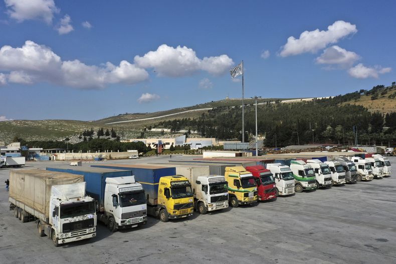 ARCHIVOS - Camiones cargados con ayuda humanitaria de la ONU para Siria tras un terremoto devastador aguardan en el cruce fronterizo Bab al-Hawa con Turquía, 10 de febrero de 2023. (AP Foto/Ghaith Alsayed, File)