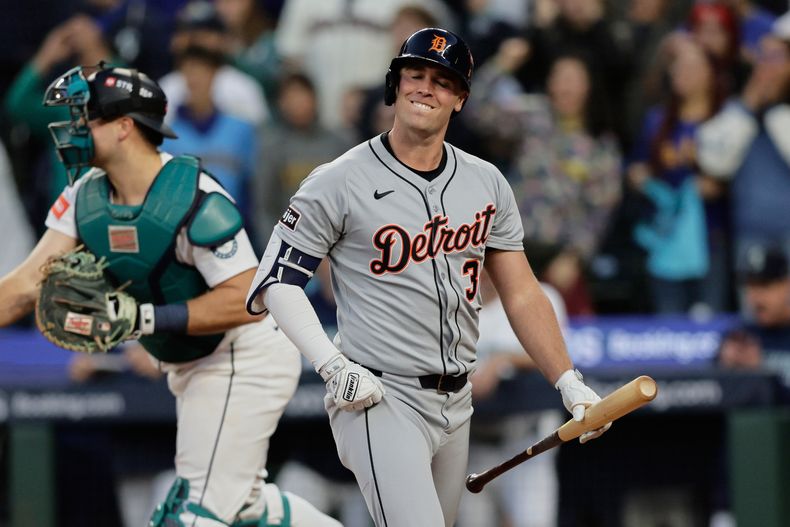 Kerry Carpenter. de los Tigres de Detroit, reacciona después de poncharse con un foul tip para terminar la parte alta de la quinta entrada del segundo juego de la Serie Divisional de la Liga Americana contra los Marineros de Seattle, el domingo 5 de octubre de 2025, en Seattle. (AP Foto/John Froschauer)