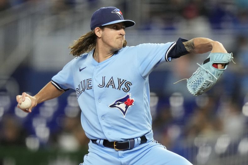 Kevin Gausman de los Azulejos de Toronto lanza ante los Marlins de Miami, el miércoles 21 de junio de 2023. (AP Foto/Lynne Sladky)