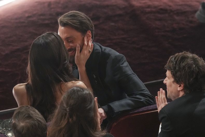 Jazz Charton, izquierda, besa a Kieran Culkin quien ganó el Oscar a mejor actor de reparto por A Real Pain durante en los Oscar el domingo 2 de marzo de 2025 en el Teatro Dolby de Los Ángeles. (Foto AP/Chris Pizzello)