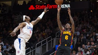 Young anota 27 y Hawks vencen a Clippers