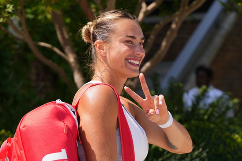 La bielorrusa Aryna Sabalenka hace un gesto al llegar para su sesión de entrenamiento en el All England Club el jueves 25 de junio del 2026. (AP Foto/Kirsty Wigglesworth)