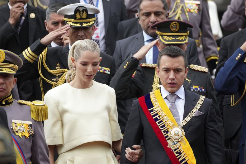El presidente de Ecuador, Daniel Noboa, y la primera dama, Lavinia Valbonesi, abandonan la Asamblea Nacional después de que él prestó juramento como nuevo presidente del país en Quito, Ecuador, el jueves 23 de noviembre de 2023. (AP Foto/Dolores Ochoa)