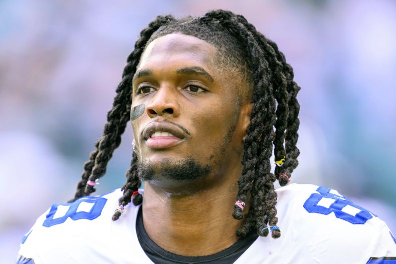 ARCHIVO - El wide receiver CeeDee Lamb (88), de los Cowboys de Dallas, previo a un partido de la NFL en contra de los Dolphins de Miami, el 24 de diciembre de 2023, en Miami Gardens, Florida. CeeDee Lamb no reportó al campo de entrenamiento de Dallas mientras espera un nuevo contrato, pero a pesar de ello, el dueño de los Cowboys, Jerry Jones, dijo el viernes 2 de agosto de 2024 que los Cowboys y Lamb siguen en contacto. (AP Foto/Doug Murray, Archivo)