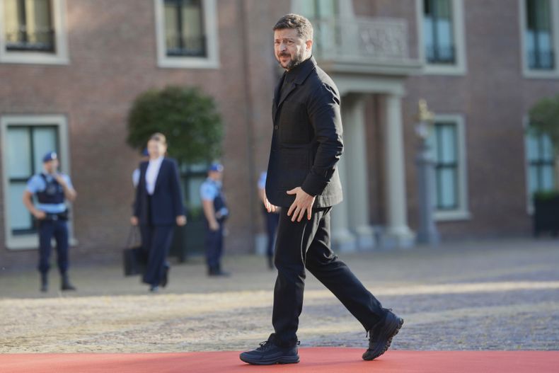 El presidente de Ucrania, Volodymyr Zelenskyy, a su llegada a la cena formal en el Paleis Huis ten Bosch, previa a la cumbre de la OTAN en La Haya, Holanda, el 24 de junio de 2025. (AP Foto/Markus Schreiber)