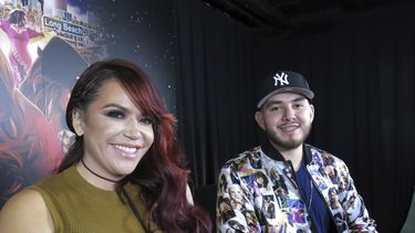 Jacqie Rivera, izquierda, y Johnny Lopez, hijos de la fallecida música Jenni Rivera, posan para un retrato para promover el álbum póstumo Misión cumplida, en la Ciudad de México, el viernes 18 de agosto de 2023. (Foto AP/Berenice Bautista)