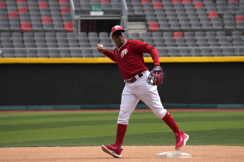 El segunda base de los Diablos Rojos de México Robinson Canó lanza la bola en la primera sesión de práctica del equipo antes de la serie de juegos de pretemporada ante los Yanquis de Nueva York, el martes 19 de marzo de 2024. (AP Foto/Fernando Llano)