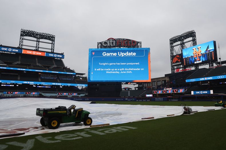 Un cartel que anuncia el aplazamiento del partido de béisbol entre los Mets de Nueva York y los Cachorros de Chicago debido al mal tiempo se muestra en el campo, el lunes 22 de junio de 2026, en Nueva York. (Foto AP/Heather Khalifa)
