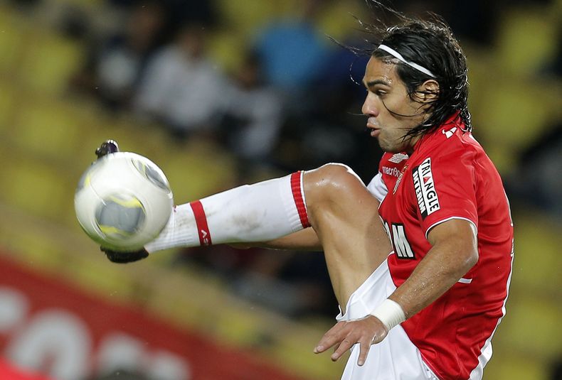 En esta foto del 8 de noviembre del 2013 se ve al futbolista colombiano Radamel Falcao, del M&oacute;naco, durante un partido de la Liga Francesa en M&oacute;naco. Falcao se incorporar&aacute; al Manchester United a pr&eacute;stamo. (AP Foto/Lionel Cironn