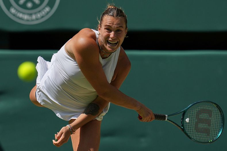 ARCHIVO - Foto del jueves 10 de julio del 2025, la bielorrusa Aryna Sabalenka en la semifinal de Wimbledon ante la estadounidense Amanda Anisimova. (AP Foto/Kin Cheung, Archivo)