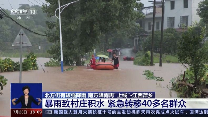 En esta fotografía, captada a partir de imágenes difundidas por la televisora china CCTV, rescatistas evacúan a residentes luego de que un poblado se inundara el domingo 23 de julio de 2023, en la provincia de Zhejiang, en el este de China. (CCTV vía AP)