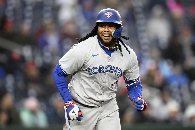 Vladimir Guerrero Jr., de los Azulejos de Toronto, reacciona hacia la banca de los Nacionales de Washington durante la novena entrada de un juego de béisbol, el sábado 4 de mayo de 2024, en Washington. (AP Foto/Nick Wass)