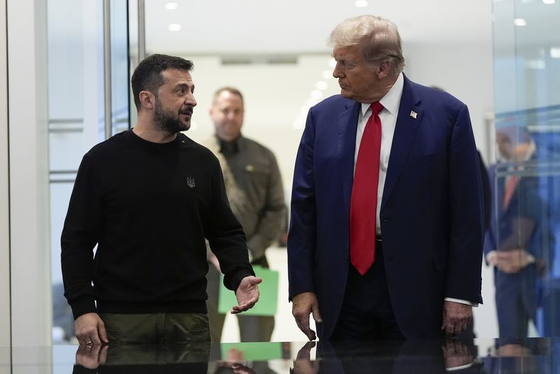 El presidente estadounidense Donald Trump y el presidente ucraniano Volodymyr Zelenskyy en la Torre Trump, en Nueva York, el 27 de septiembre de 2024. (AP foto/Julia Demaree Nikhinson)