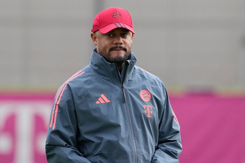 El director técnico del Bayern, Vincent Kompany, asiste a una sesión de entrenamiento en Múnich, Alemania, el lunes 9 de marzo de 2026, antes del juego de fútbol de octavos de final de la Liga de Campeones entre el Atalanta de Bérgamo y el FC Bayern. (Foto AP/Matthias Schrader)