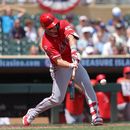 Mike Trout de los Angelinos de Los Ángeles batea un doble en la tercera entrada ante los Mellizos de Minnesota el sábado 11 de julio del 2026. (AP Foto/Bailey Hillesheim)