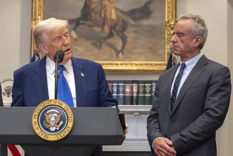 ARCHIVO – El presidente Donald Trump, izquierda, habla con el secretario de Salud y Servicios Humanos, Robert F. Kennedy Jr., en un evento realizado en el Salón Roosevelt de la Casa Blanca, el 12 de mayo de 2025, en Washington. (AP Foto/Mark Schiefelbein, Archivo)