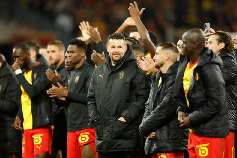 El técnico de Lens ierre Sage tras el partido contra Marsella el sábado 25 de octubre de 2025, en Lens. (AP Foto/Jean-Francois Badias)