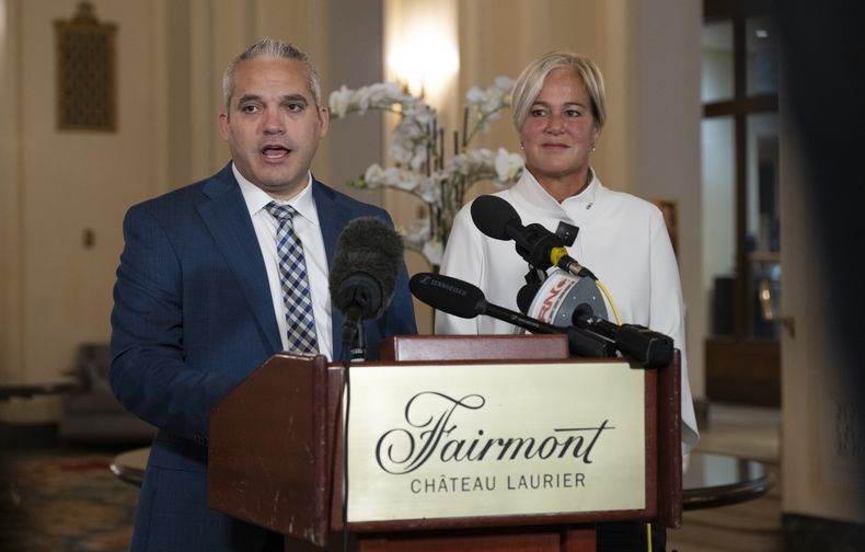La gerente general del Fairmont Chateau Laurier, Genevieve Dumas, escucha al detective de los servicios de policía de Ottawa, Akiva Gellar, hablar sobre el retrato robado de Yousuf Karsh de Winston Churchill, durante una conferencia de prensa en el hotel de Ottawa, Canadá, el miércoles 11 de septiembre de 2024. (Adrian Wyld/The Canadian Press via AP)