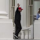 El presidente de Estados Unidos, Donald Trump, saluda de regreso a la Casa Blanca, el 20 de abril de 2025, en Washington. (AP Foto/Alex Brandon)