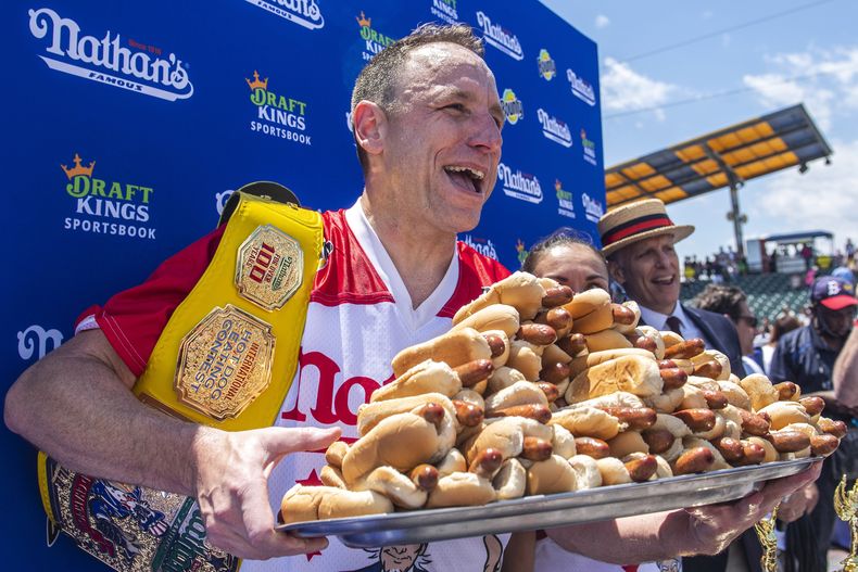 ARCHIVO - Joey Chestnut, ganador de la competencia internacional de comer perritos calientes de Nathans Famous en 2021, posa en Maimonides Park, Coney Island, el 4 de julio de 2021, en el distrito de Brooklyn, Nueva York. (AP Foto/Brittainy Newman, Archivo)