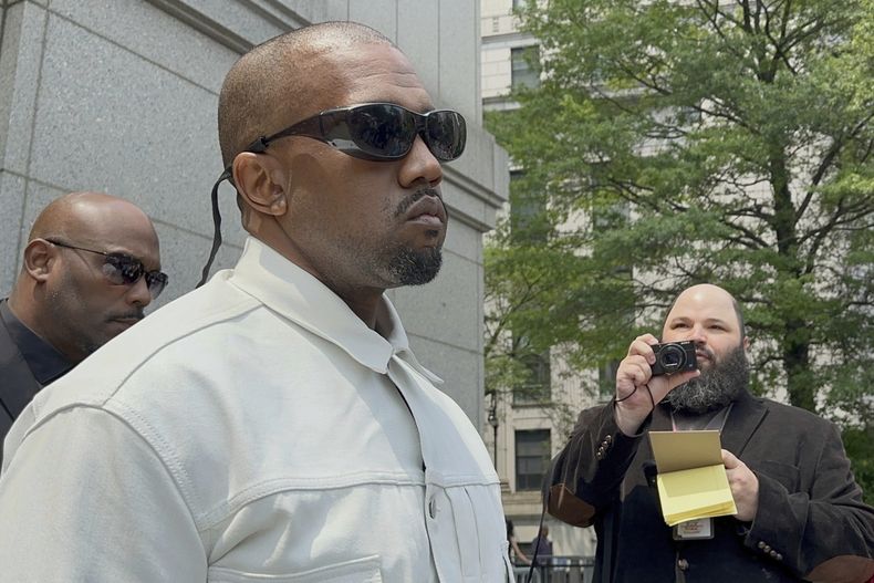 ARCHIVO - Ye, el rapero anteriormente conocido como Kanye West, sale del tribunal federal durante el juicio de Sean Diddy Combs en Nueva York, el viernes 13 de junio de 2025. (Foto AP/Larry Neumeister, archivo)