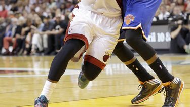 americateve | LeBron James del Heat de Miami es objeto de una falta cometida por Tim Hardaway Jr., (derecha) de los Knicks de Nueva York el domingo 6 de abril de 2014. (AP Foto/Wilfredo Lee)