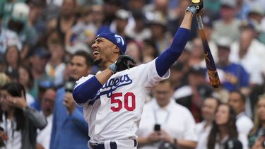 Mookie Betts, de los Dodgers de Los Ángeles, batea en la primera ronda del Derbi de Jonrones, el lunes 10 de julio de 2023, en Seattle (AP Foto/Ted Warren)