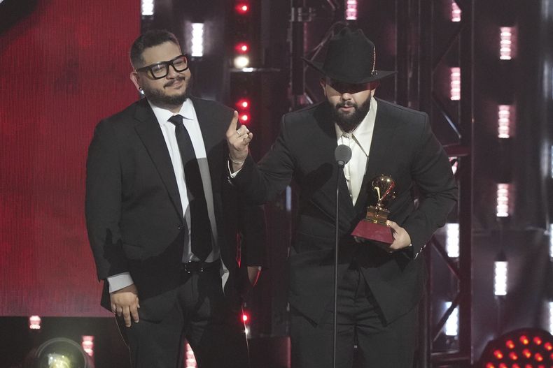 Carín León recibe el premio a mejor álbum de música mexicana contemporánea por “Boca Chueca, Vol. 1” en la ceremonia del Latin Grammy el jueves 14 de noviembre de 2024, en Miami. (Foto AP/Lynne Sladky)