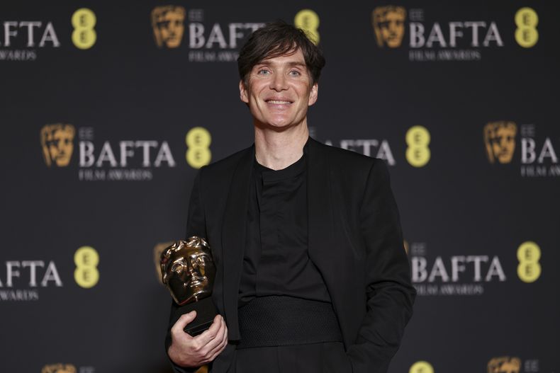 Cillian Murphy, ganador del premio a mejor actor por Oppenheimer, posa en la 77a entrega de los Premios de la Academia Británica de Cine (BAFTA) en Londres el domingo 18 de febrero de 2024. (Foto Vianney Le Caer/Invision/AP)