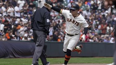 Joc Pederson de los Gigantes de San Francisco celebra tras conectar un jonrón de dos carreras en la tercera entrada frente a los Cachorros de Chicago el domingo 11 de junio del 2023. (AP Foto/Jeff Chiu)