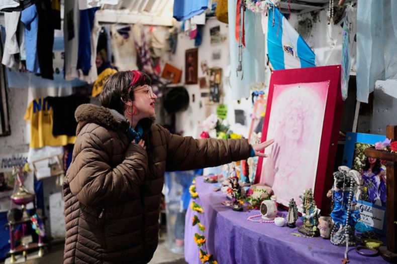 Una persona ora en un santuario dedicado a la difunta cantante argentina Gilda, en el 30mo aniversario de su muerte en un choque de autobús, en Entre Ríos, Argentina, el lunes 7 de septiembre de 2026. (AP Foto/Natacha Pisarenko)