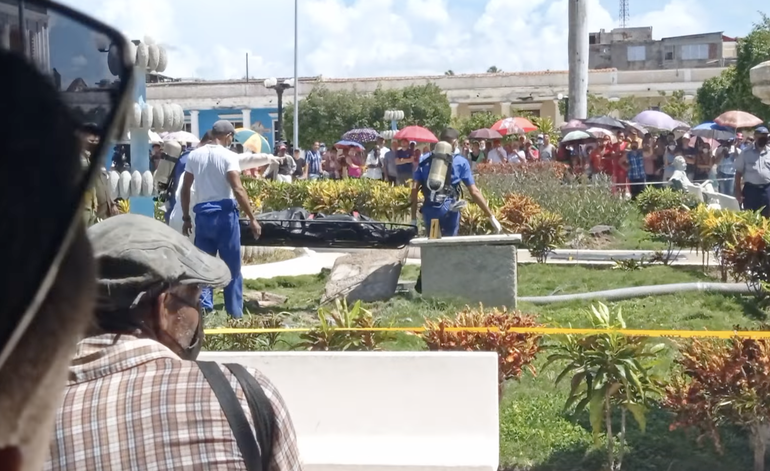 Autoridades extraen un cadáver de una cisterna en un parque del oriente cubano