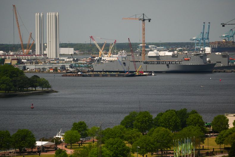 El área de preparación de la granja eólica marina Dominion Energy en la terminal Portsmouth Marine el lunes 13 de abril de 2026, en Portsmouth, Virginia. (AP Foto/Julia Demaree Nikhinson)