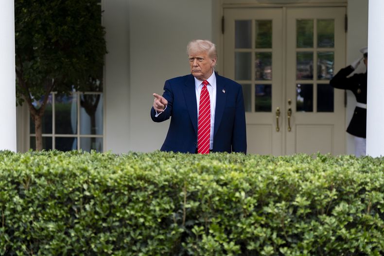 El presidente estadounidense Donald Trump habla con reporteros frente a la Casa Blanca, el jueves 8 de mayo de 2025, en Washington. (AP Foto/Alex Brandon)