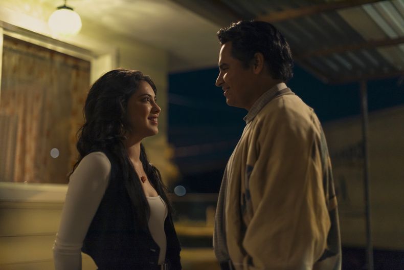 En esta imagen proporcionada por Prime, Rosa Salazar, izquierda, y Michael Peña en una escena de A Million Miles Away. (Prime vía AP)