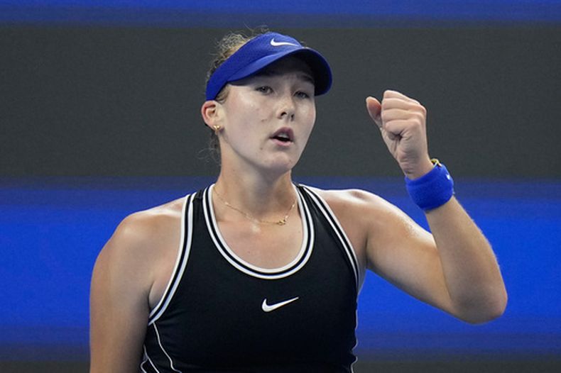 La rusa Mirra Andreeva celebra al vencer a su compatriota Ekaterina Alexandrova en los cuartos de final del Abierto de China el jueves 8 de octubre del 2026. (AP Foto/Andy Wong)