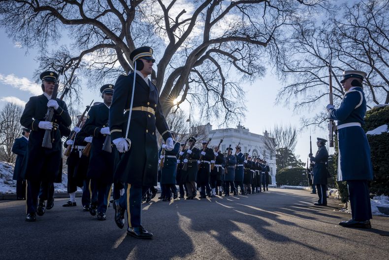 Miembros de la Guardia de Honor de las fuerzas armadas de Estados Unidos ensayan antes de la próxima inauguración del mandato del presidente electo Donald Trump, el domingo 12 de enero de 2025, frente a la Casa Blanca en Washington. (AP Foto/Ben Curtis)