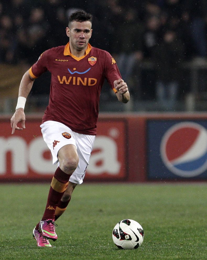 ARCHIVO - En imagen del domingo 17 de marzo de 2013, el zaguero brasile&ntilde;o del Roma, Leandro Cast&aacute;n, controla el bal&oacute;n durante un partido de la Serie A entre Roma y Parma en el Estadio Ol&iacute;mpico de Roma. El neurocirujano que exti