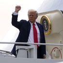 El presidente Donald Trump alza un puño al abordar el Air Force One en dirección a Florida, el sábado 25 de enero de 2025, en el Aeropuerto Internacional Harry Reid en Las Vegas. (AP Foto/Mark Schiefelbein)