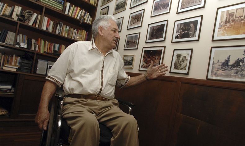 ARCHIVO - El general boliviano retirado Gary Prado muestra fotografías en su casa en Santa Cruz, Bolivia, el viernes 5 de octubre de 2007. Prado encabezó la misión para capturar al ex líder guerrillero Ernesto Che Guevara en Bolivia. Prado murió el sábado 6 de mayo de 2023 y no se le rindieron honores militares durante su sepelio. (AP Foto, Archivo)